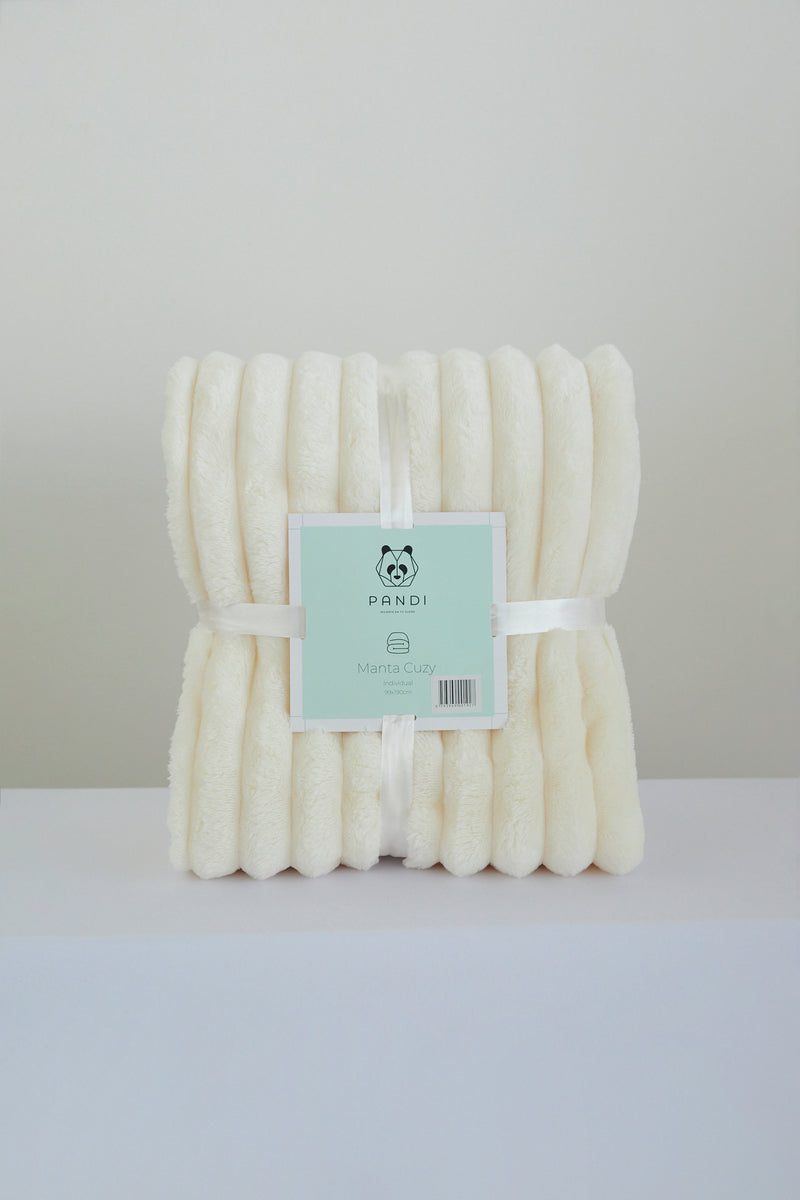 Manta Cuzy - Crema, diseñada para proporcionar calidez y suavidad, esta manta de franela suave es perfecta para cualquier ocasión.