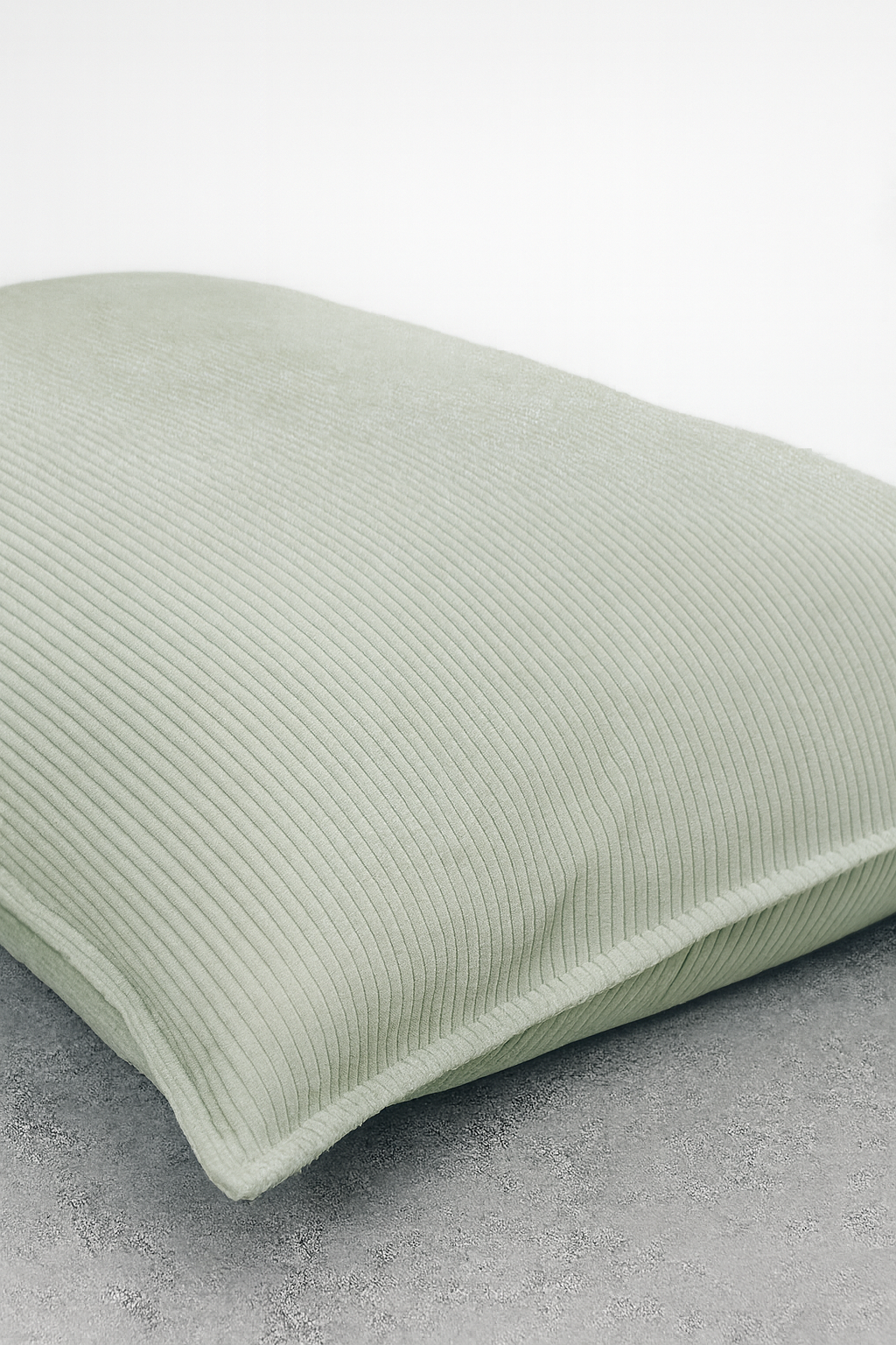 Vista del NUBEPUFF 4 en 1 gris de PANDI, destacando su elegante diseño en corduroy que realza el estilo de tu hogar.