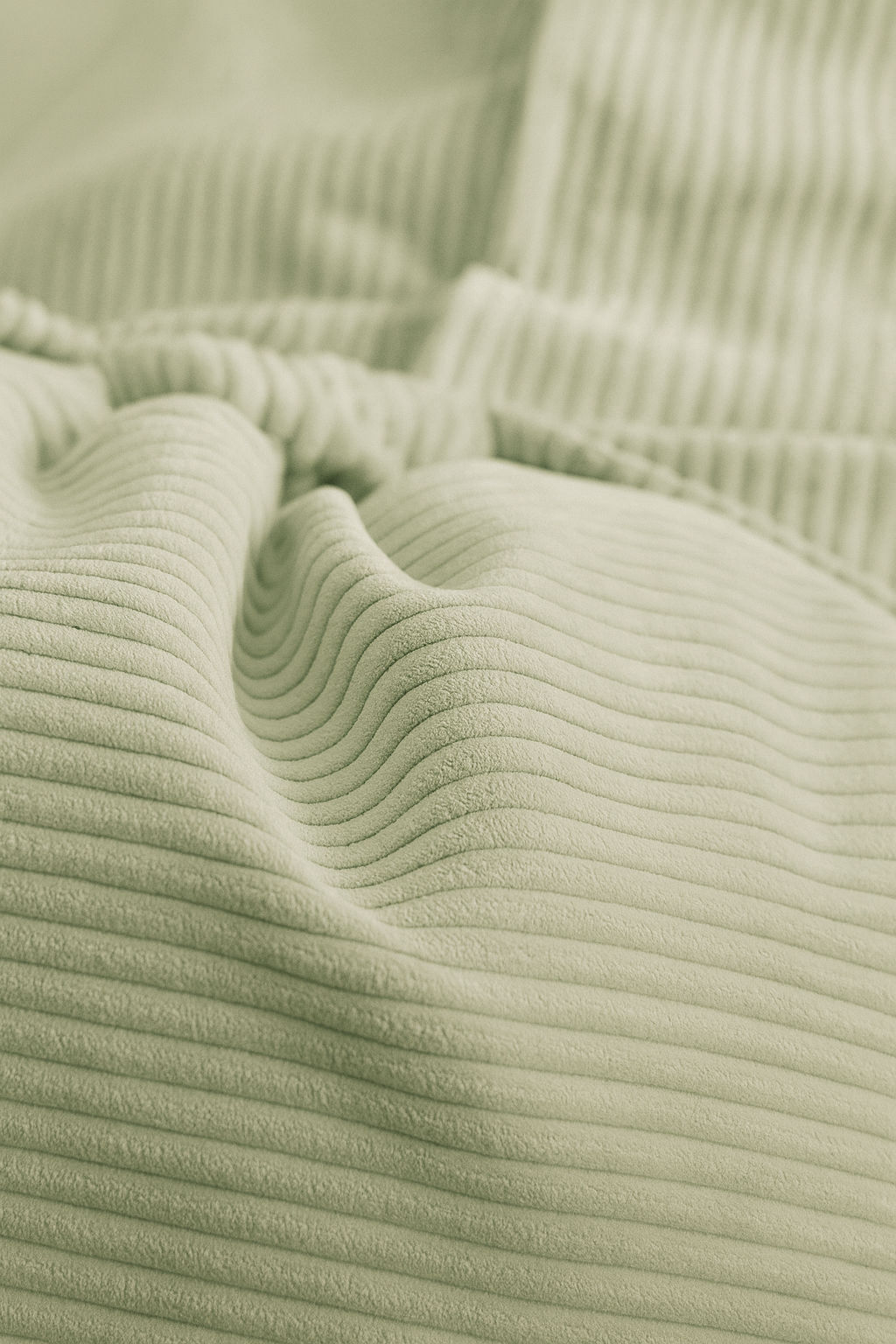 NUBEPUFF 4 en 1 color gris, un moderno puff que se transforma en cama baja o colchón lounge, perfecto para relajarse.