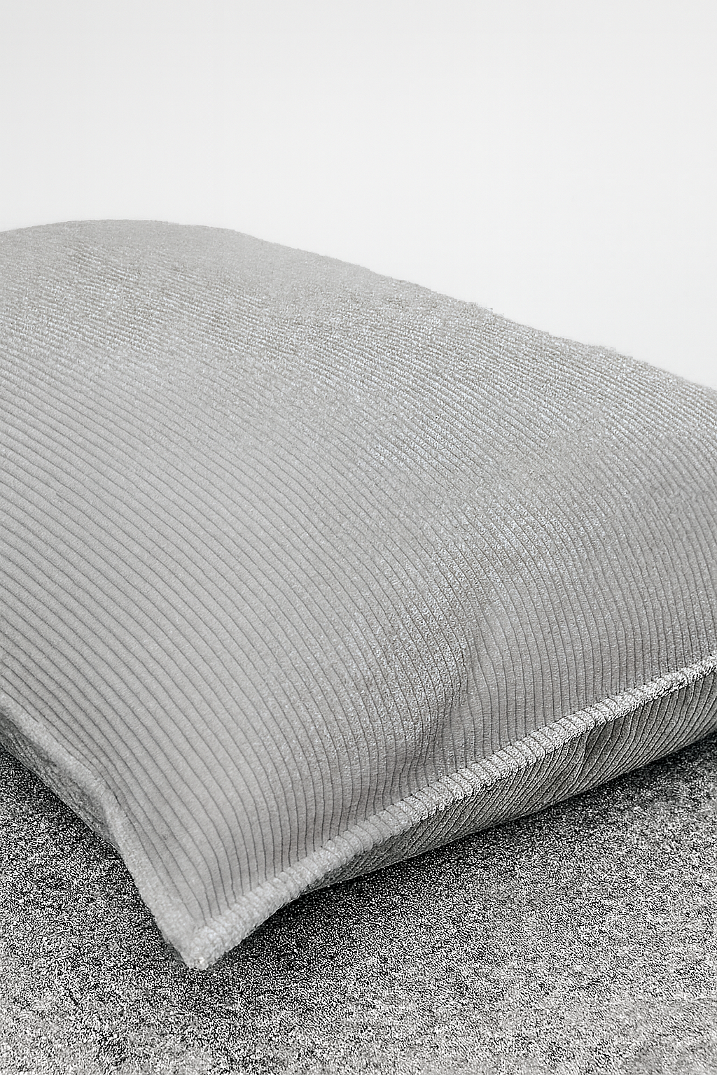 Detalles del material corduroy del NUBEPUFF 4 en 1 de PANDI, destacando la calidad y suavidad de su diseño moderno.
