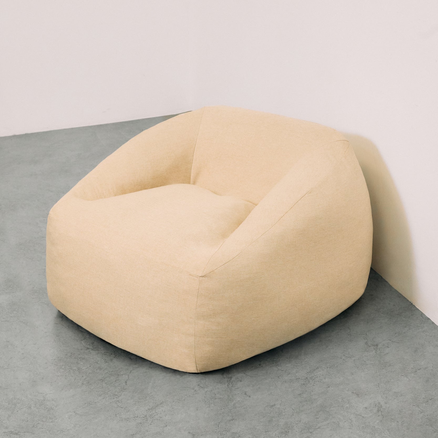 NubePuff Viscoelástico - Crema, puff versátil y cómodo, perfecto para sala, dormitorio o área de lectura, resaltando el diseño contemporáneo de PANDI.