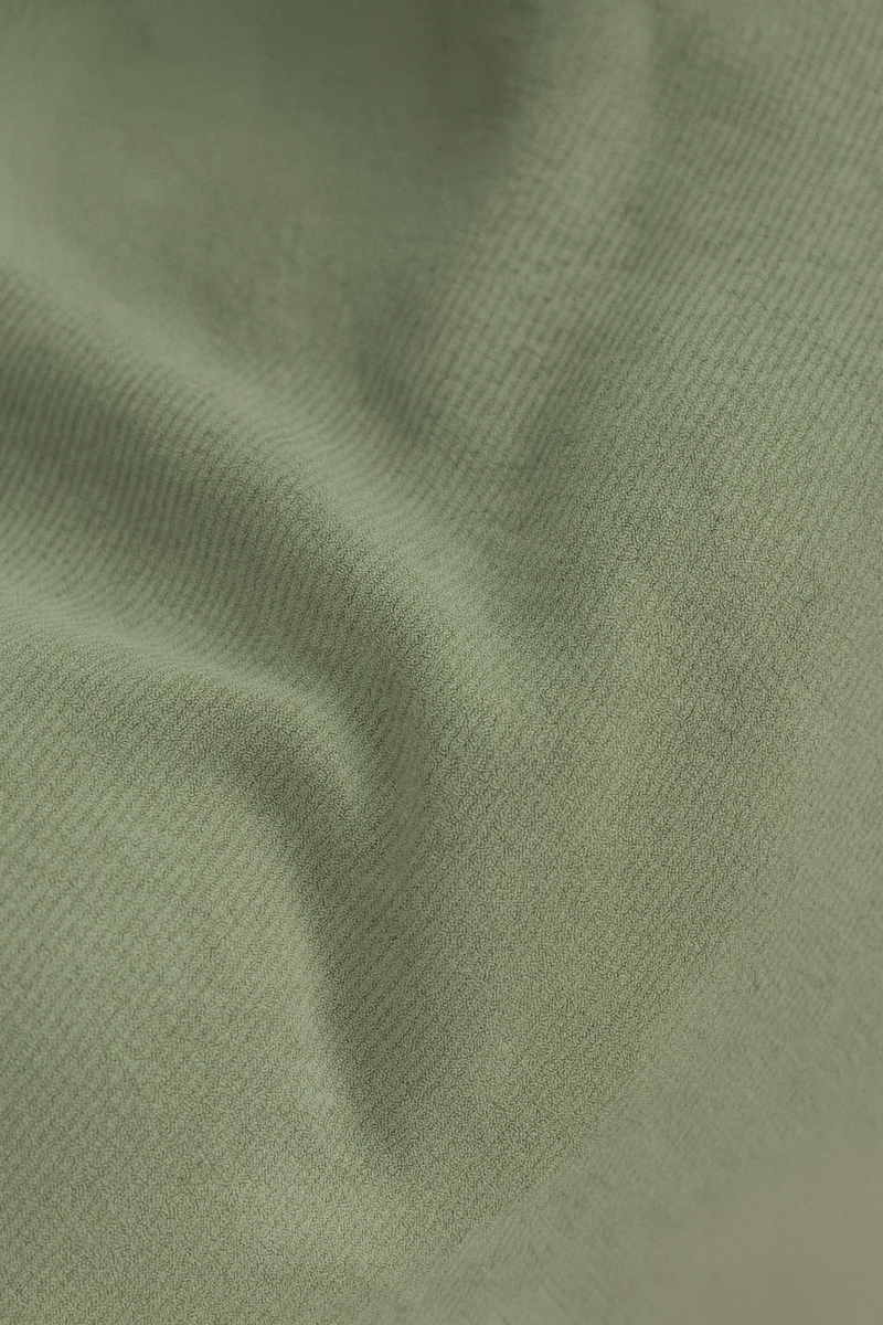 NubePuff Viscoelástico - Verde de PANDI en un entorno decorado, reflejando su capacidad para aportar un toque cálido y sofisticado a la decoración.