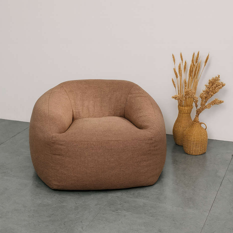 Vista lateral del NubePuff Viscoelástico marrón de PANDI, perfecto para brindar comodidad y estilo a tu sala o dormitorio.