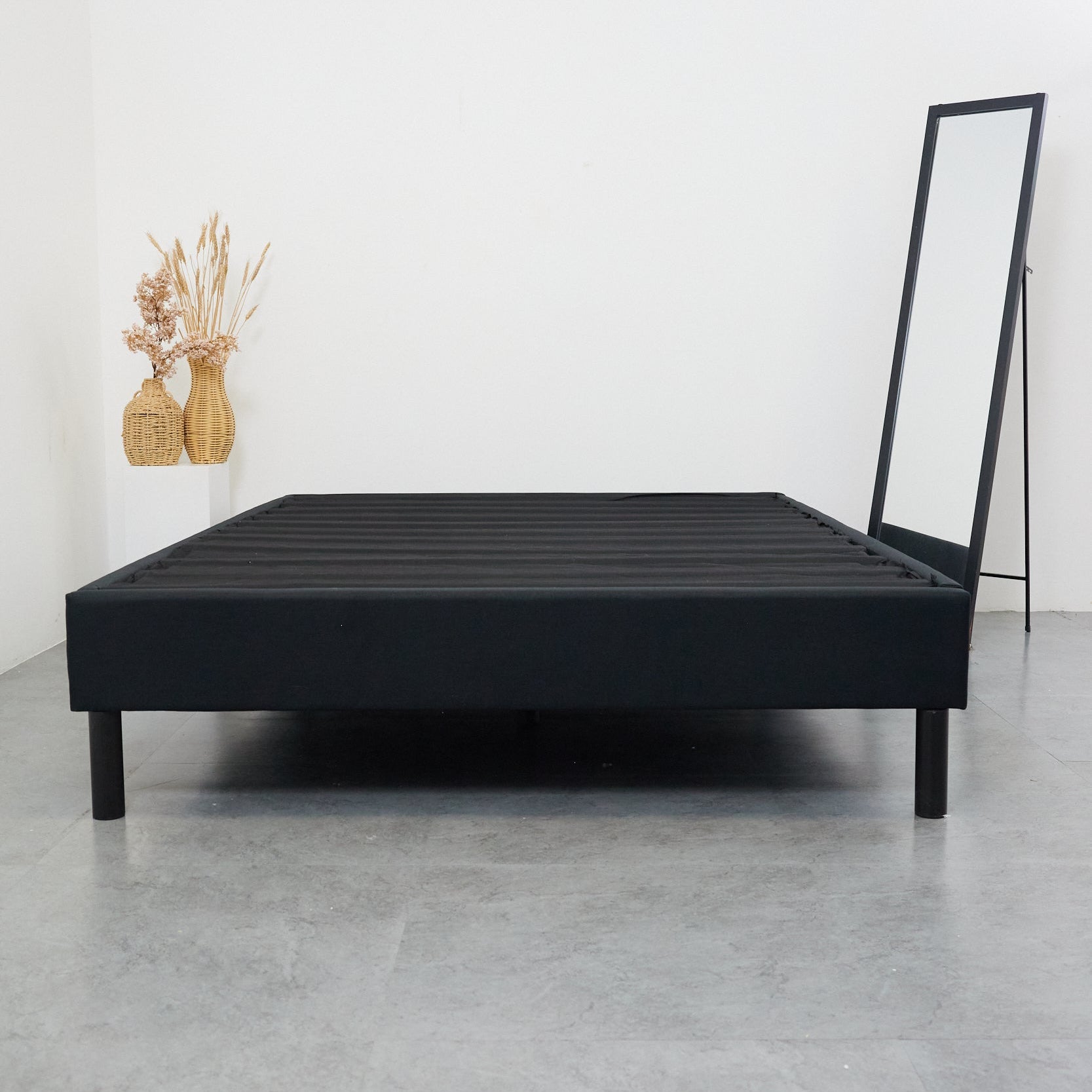 Base de Cama Moderna - Negro de PANDI, un diseño elegante y funcional ideal para cualquier dormitorio.