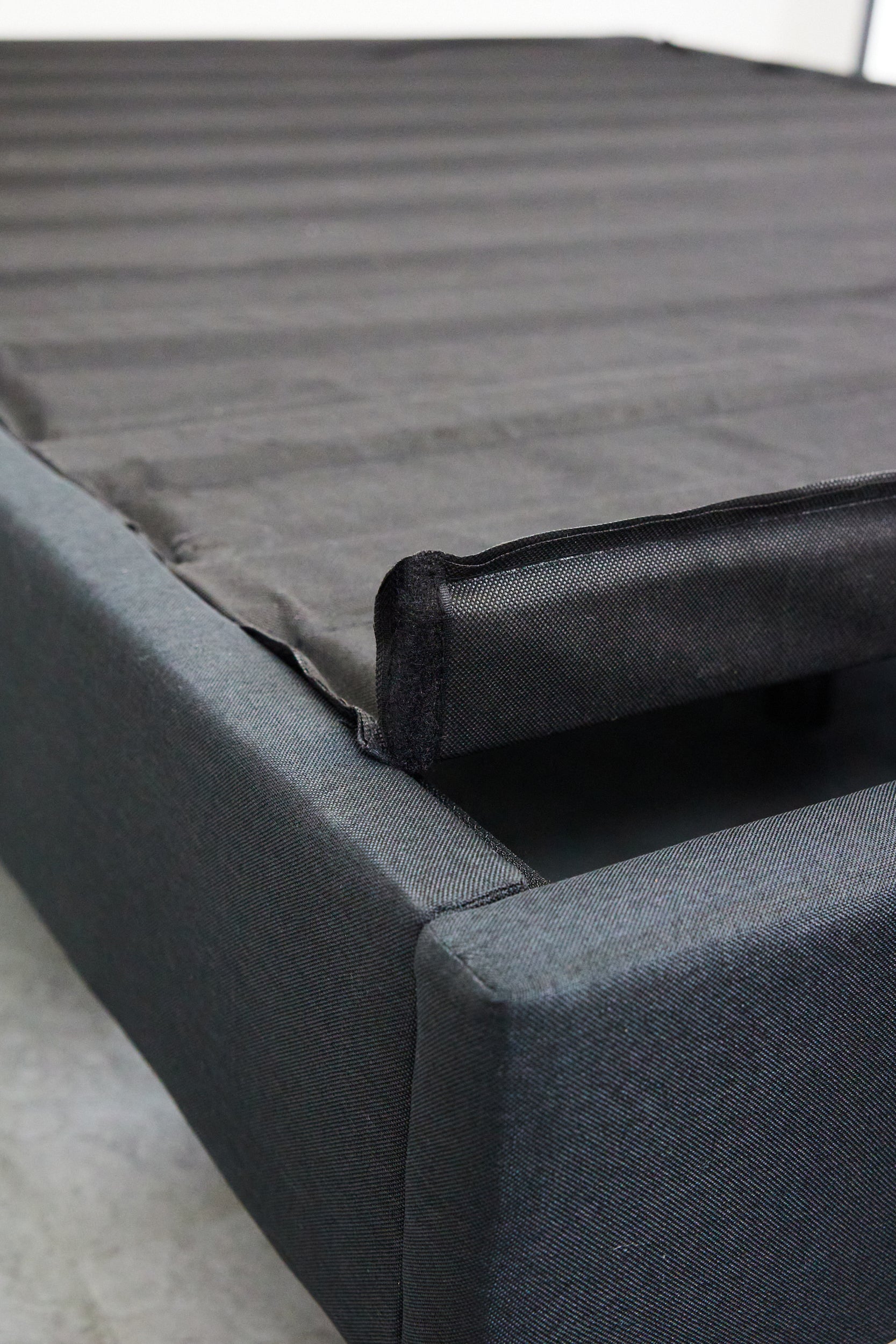 Base de Cama sin cabecera - Negro de PANDI, combinando modernidad y practicidad para un estilo contemporáneo.