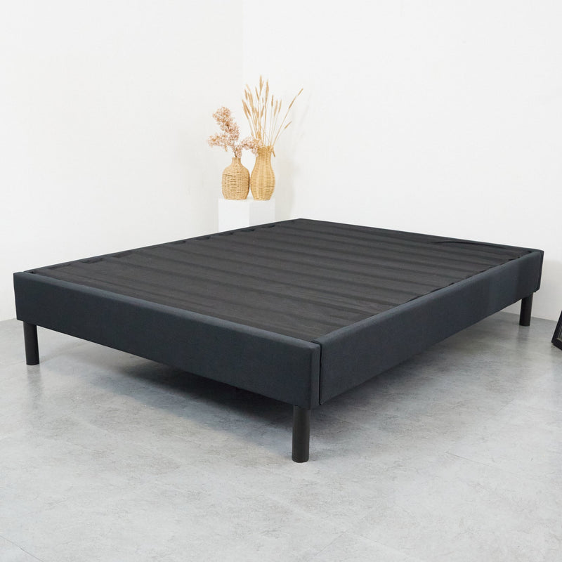 Base de Cama Minimalista - Negro de PANDI, diseñada para adaptarse a cualquier decoración con un toque sofisticado.