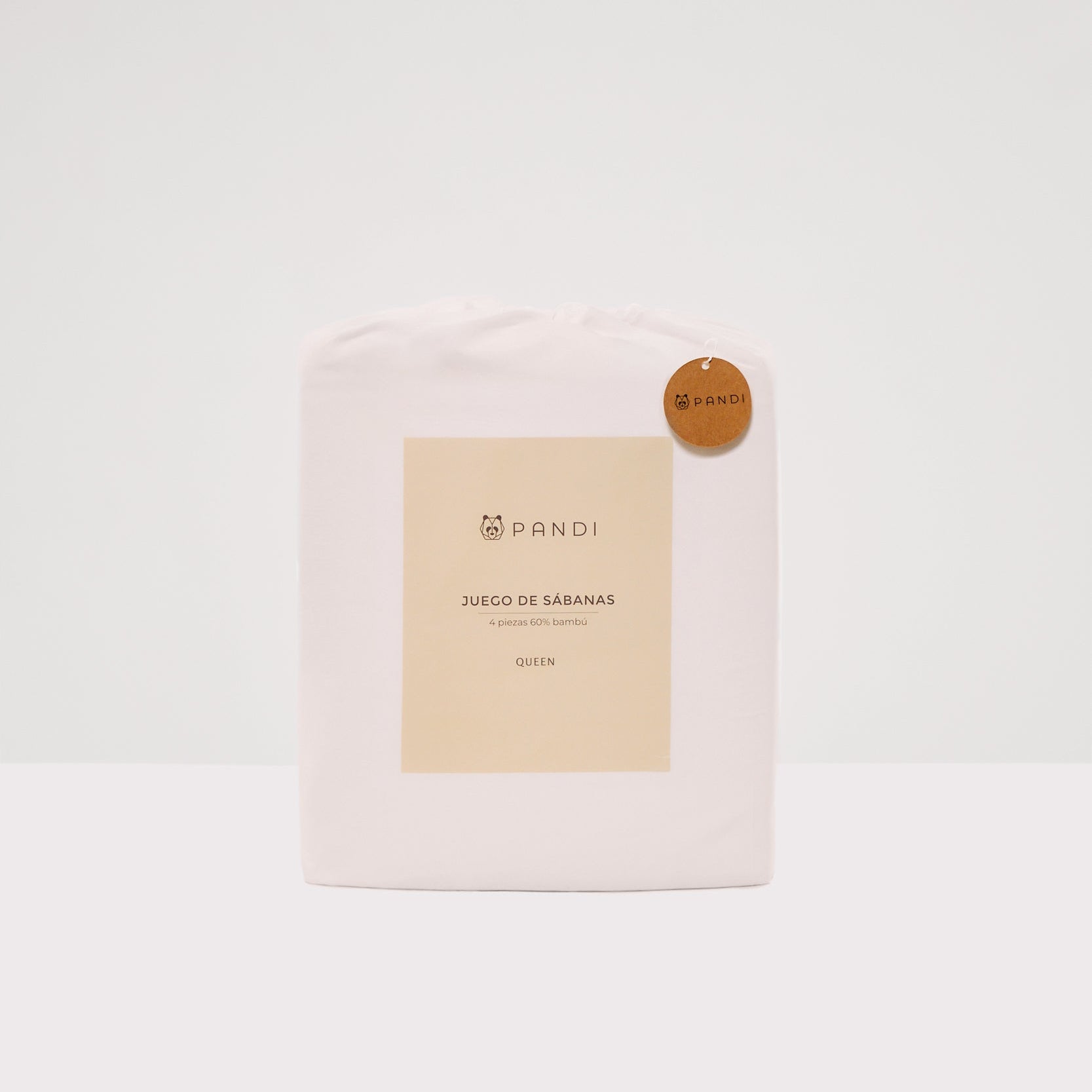 Vista del elegante Set de Sábanas 60% Bambú - Blanco de PANDI, diseñado para proporcionar confort absoluto y estilo en el dormitorio.