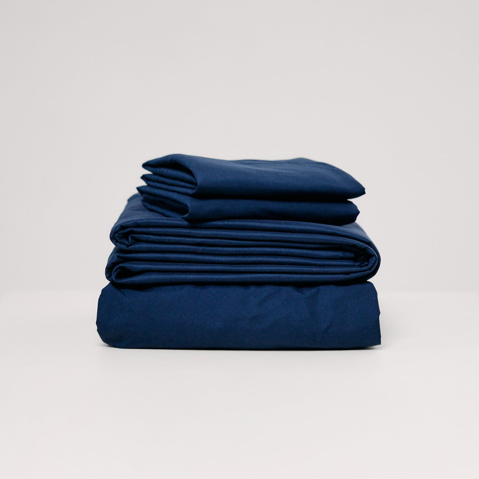 Set de Sábanas 60% Bambú - Azul Oscuro, ideal para un descanso reparador, diseñado con una mezcla natural y ecológica.
