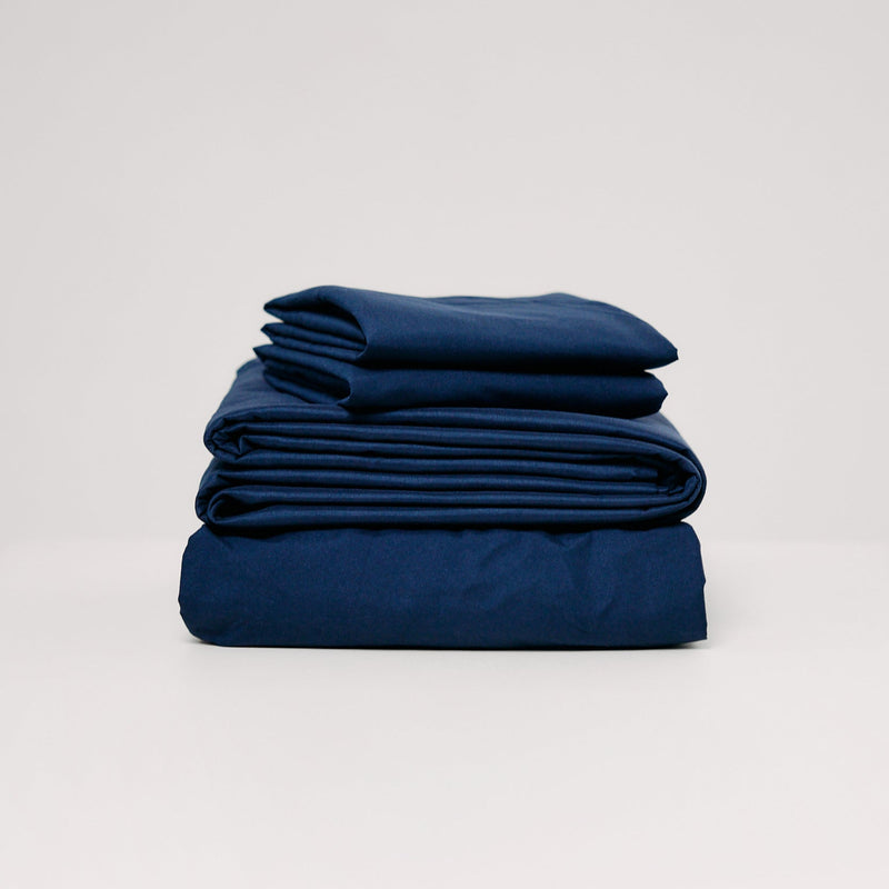 Set de Sábanas 60% Bambú - Azul Oscuro, ideal para un descanso reparador, diseñado con una mezcla natural y ecológica.