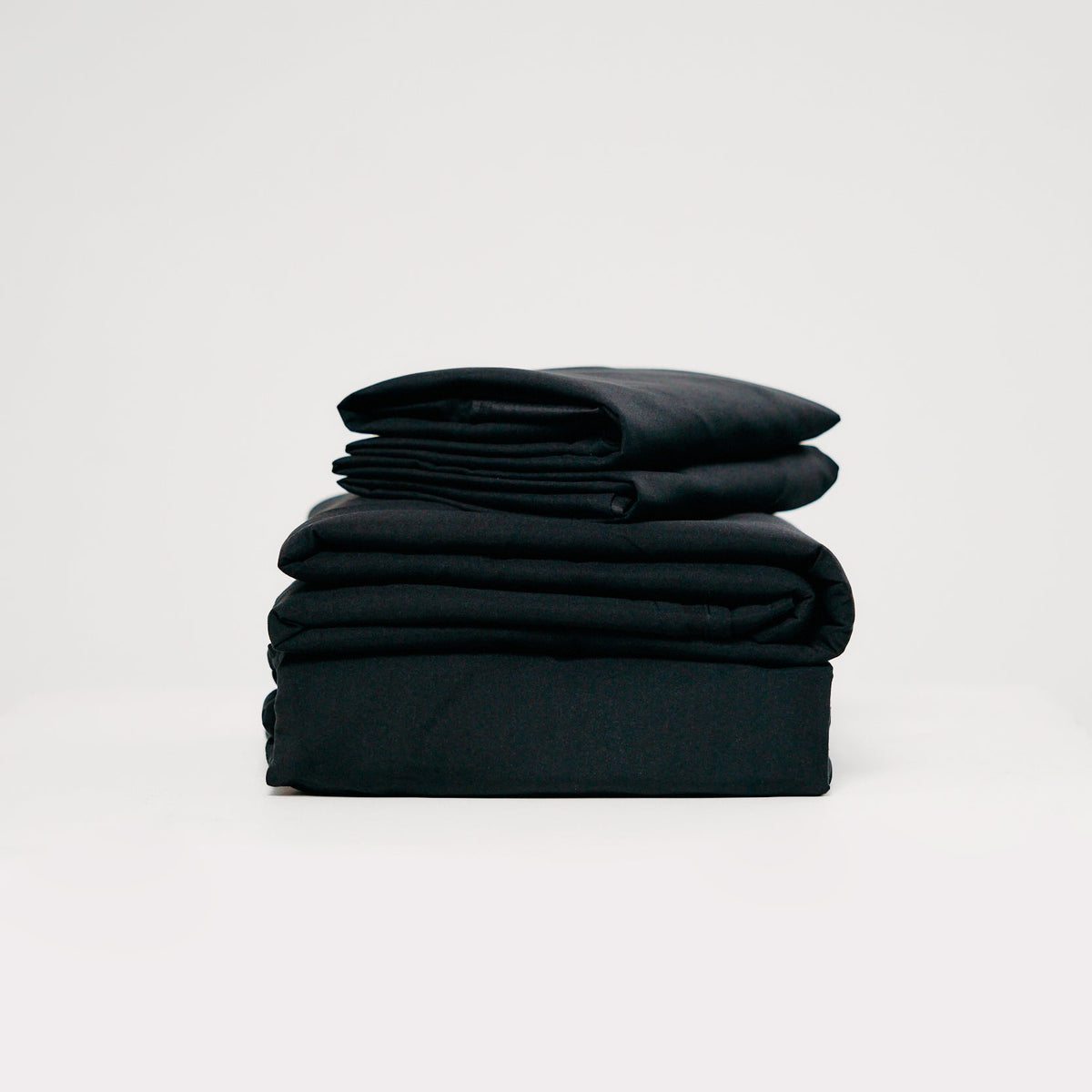 Set de Sábanas 60% Bambú - Negro de PANDI, combina elegancia y confort en tu dormitorio.