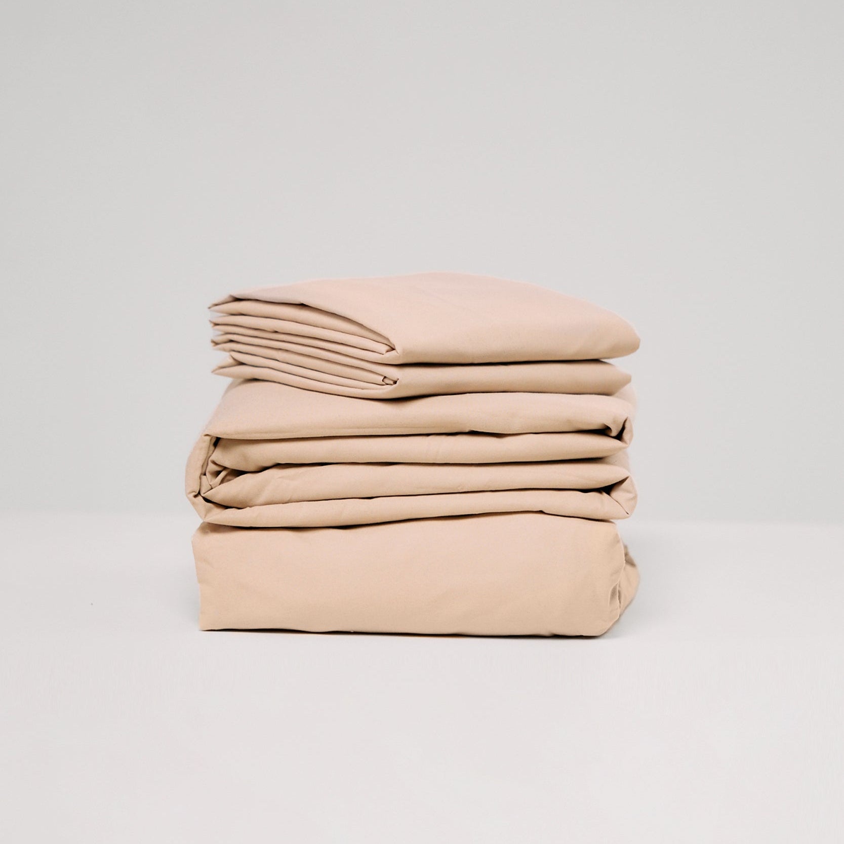 Estilo relajante del Set de Sábanas 60% Bambú - Crema de PANDI en un dormitorio moderno, adaptándose a cualquier decoración.