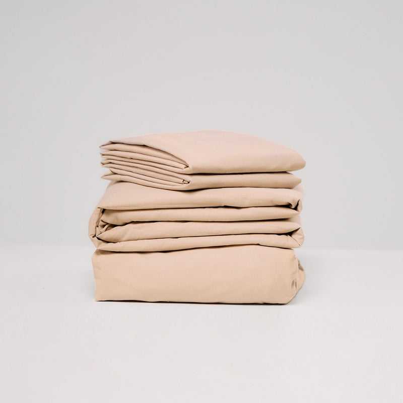 Estilo relajante del Set de Sábanas 60% Bambú - Crema de PANDI en un dormitorio moderno, adaptándose a cualquier decoración.