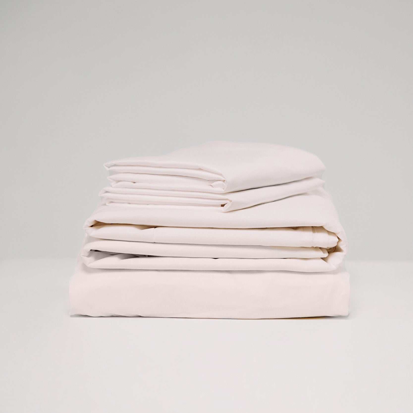 Imagen del Set de Sábanas 60% Bambú - Blanco de PANDI, ideal para un descanso fresco y acogedor en cualquier temporada.