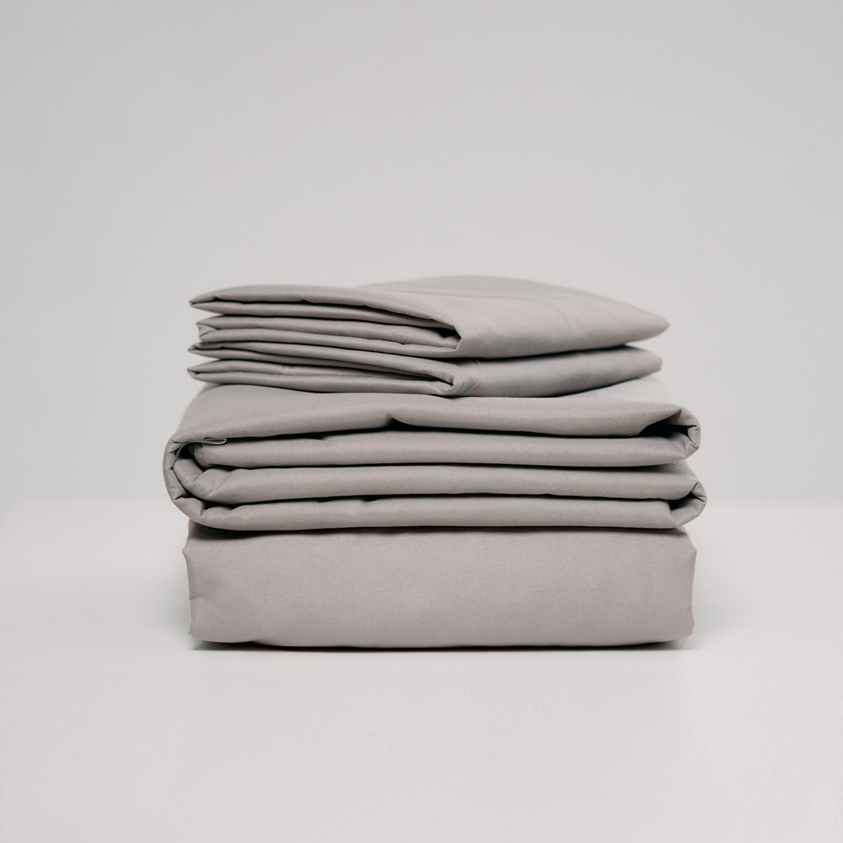 Sábana del Set de Sábanas 60% Bambú - Gris, mostrando su textura ultra suave, perfecta para un descanso reparador.