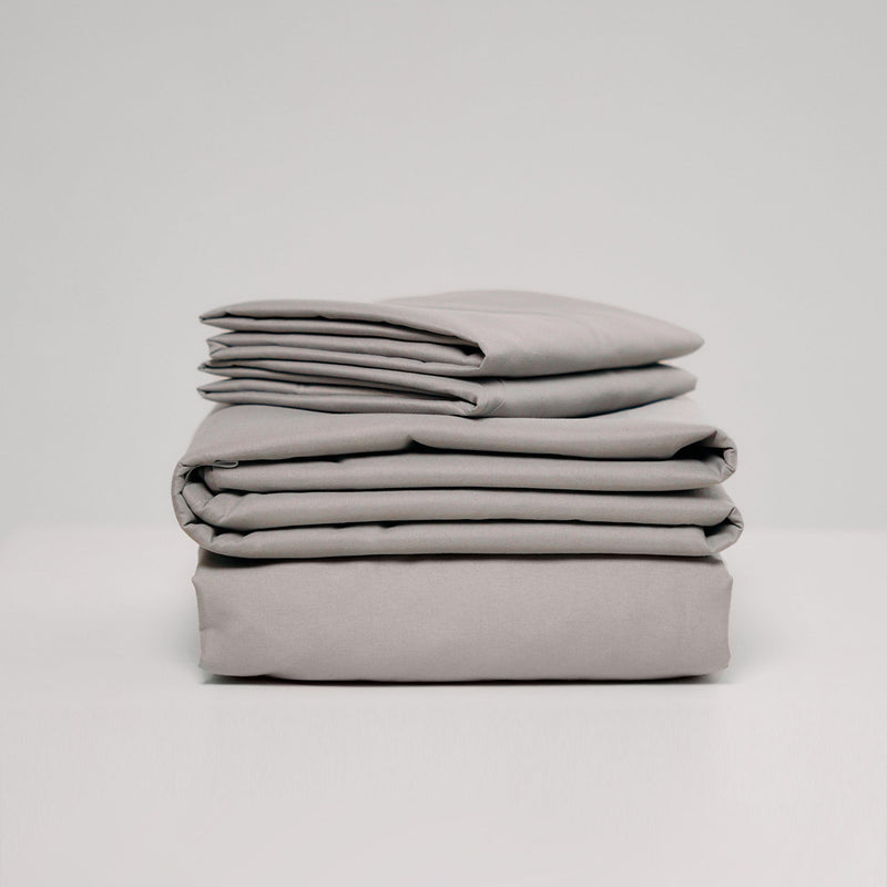 Sábana del Set de Sábanas 60% Bambú - Gris, mostrando su textura ultra suave, perfecta para un descanso reparador.