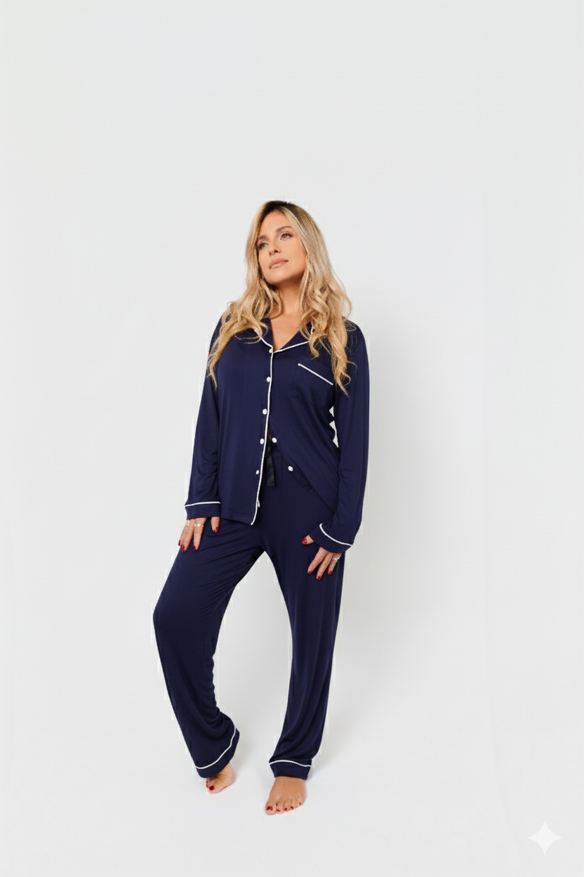Vista del tejido suave y transpirable de la Pijama Larga Azul, perfecta para todas las estaciones.