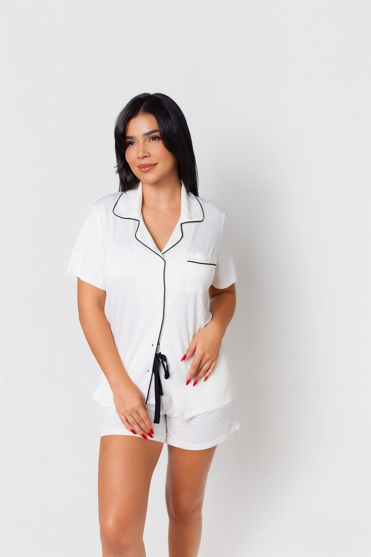 Conjunto de pijama corta blanca de PANDI, ideal para todas las temporadas y pieles sensibles.
