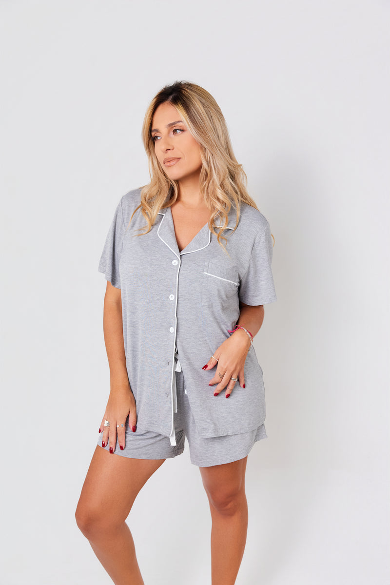 Pijama corta gris de PANDI, confeccionada en fibra de bambú, perfecta para un descanso reparador y elegante.