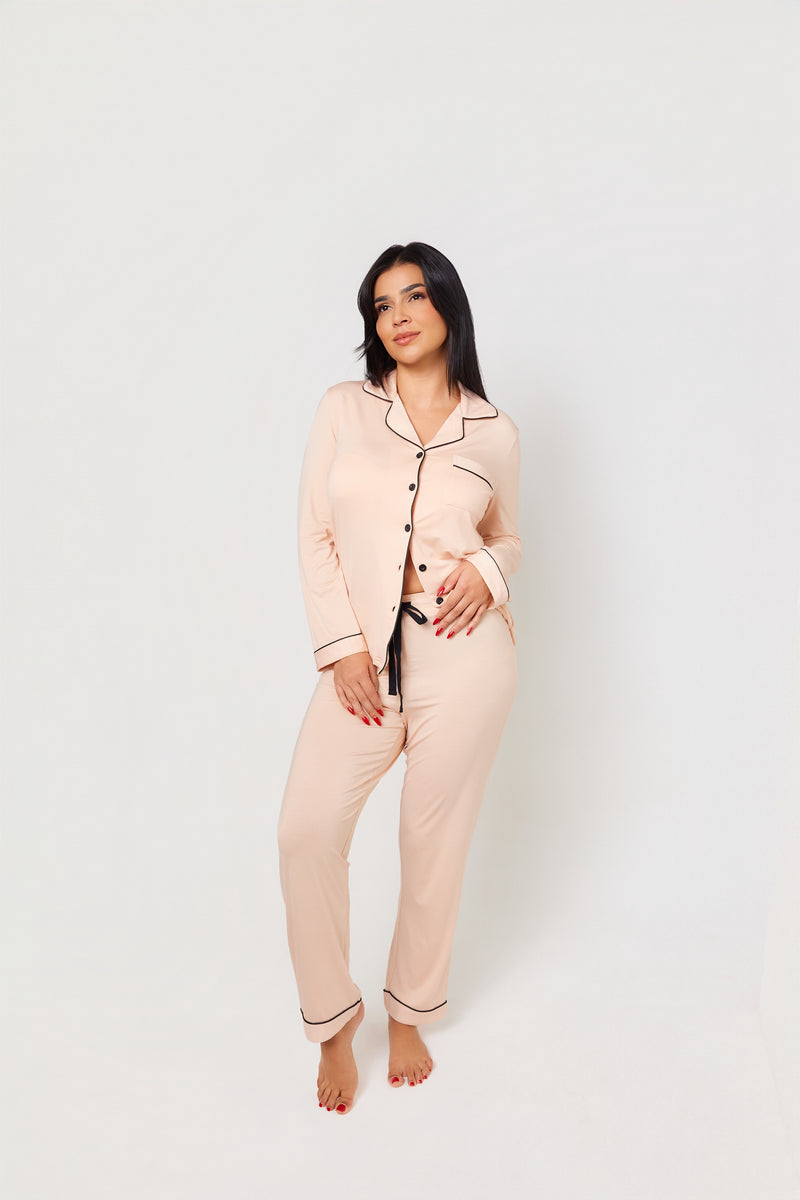 Modelo luciendo pijama larga de bambú en crema de PANDI, destacando su diseño elegante y propiedades transpirables.