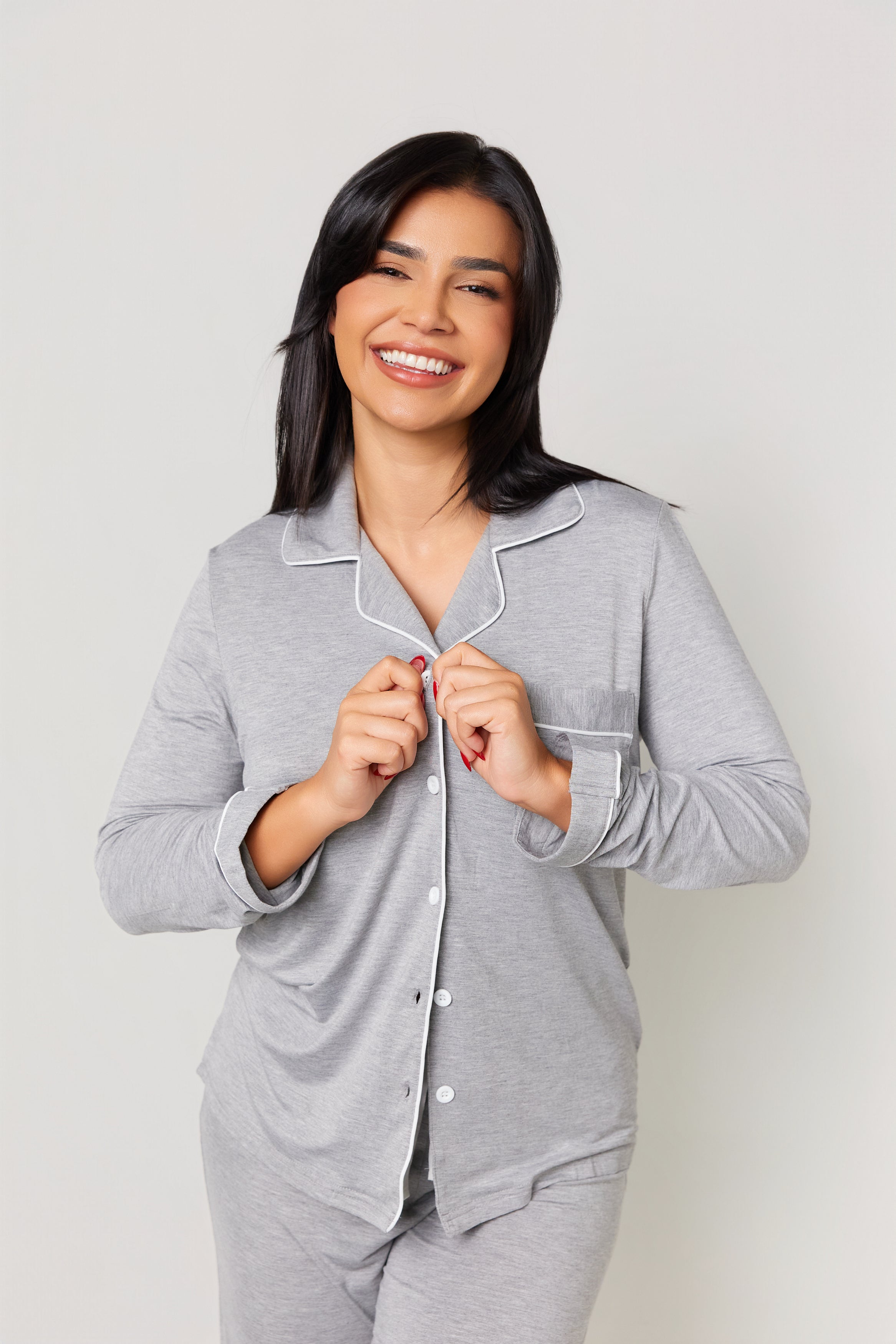 Pijama larga gris de PANDI, ideal para descansar con su material ecológico de bambú que regula la temperatura.