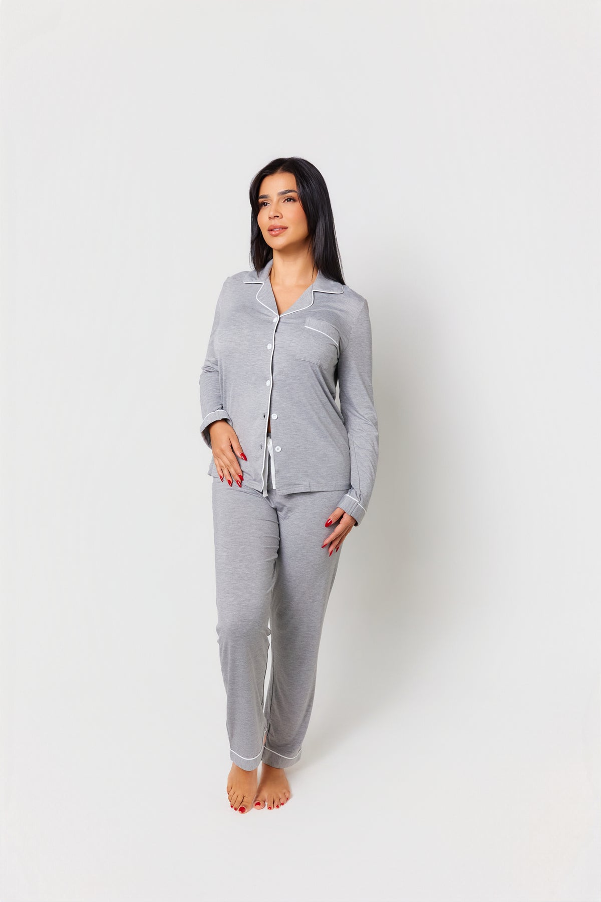 Vista detallada de la Pijama Larga - Gris de PANDI, destacando su diseño elegante y ajuste perfecto, perfecta para noches de relax.