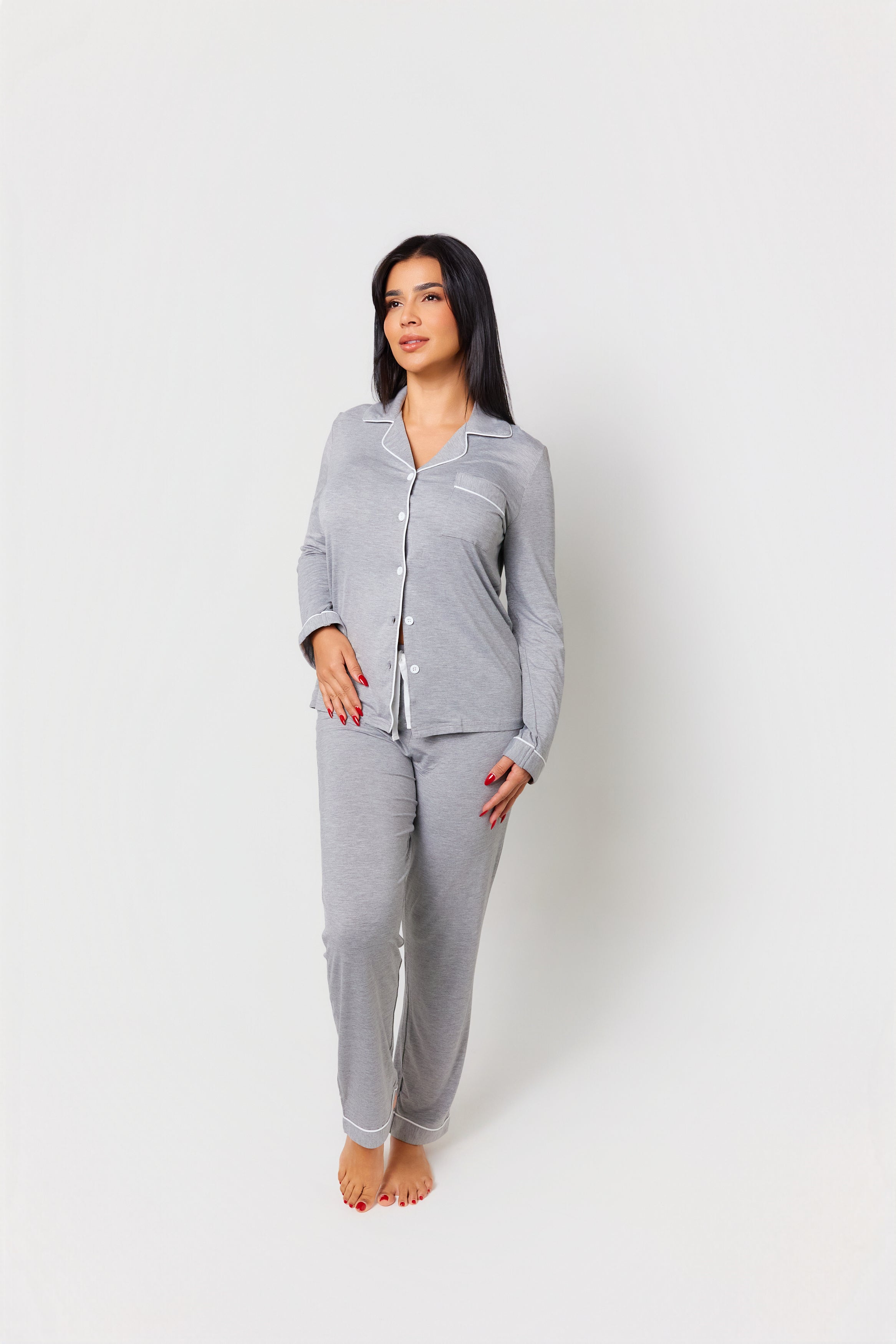 Vista detallada de la Pijama Larga - Gris de PANDI, destacando su diseño elegante y ajuste perfecto, perfecta para noches de relax.