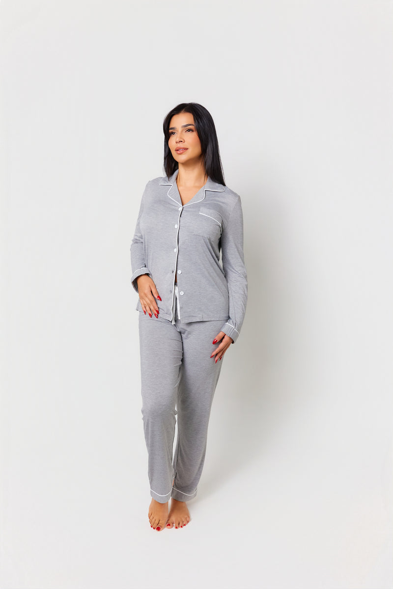 Vista detallada de la Pijama Larga - Gris de PANDI, destacando su diseño elegante y ajuste perfecto, perfecta para noches de relax.