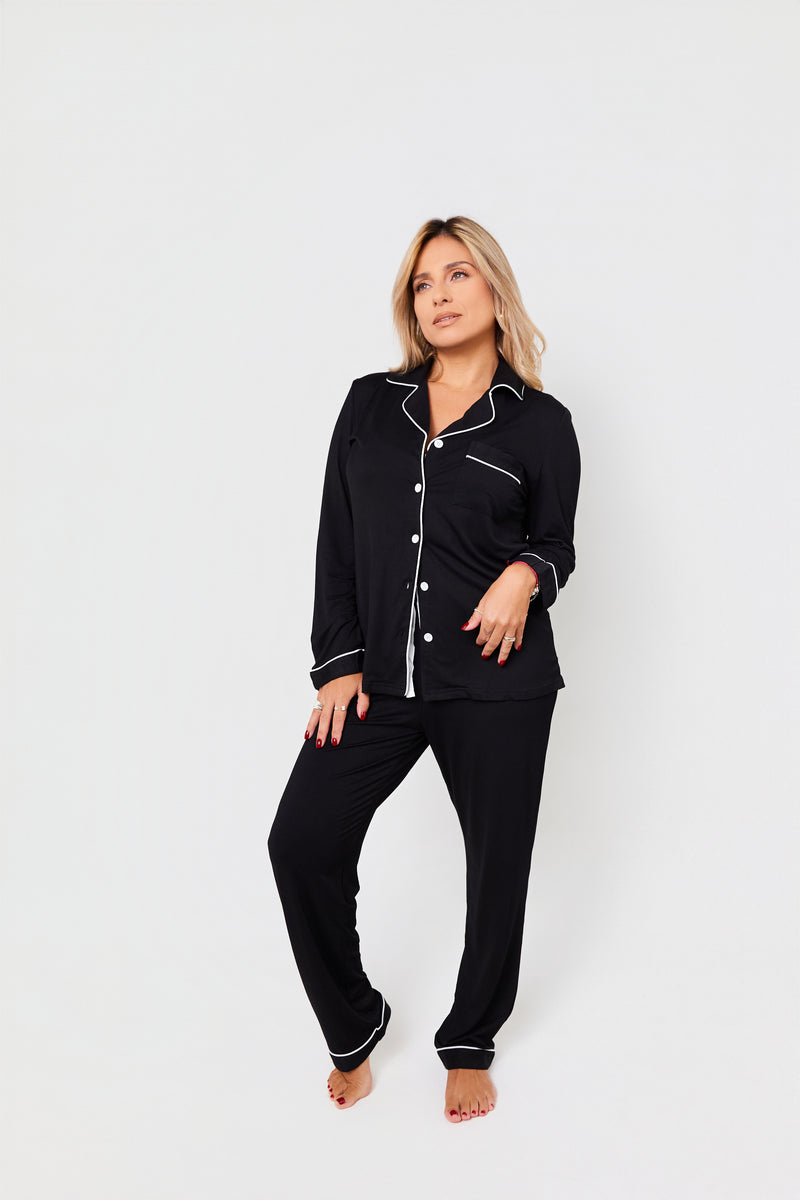 Pijama Larga - Negro de PANDI presentada en un entorno elegante, ideal para una noche de descanso con estilo y comodidad.