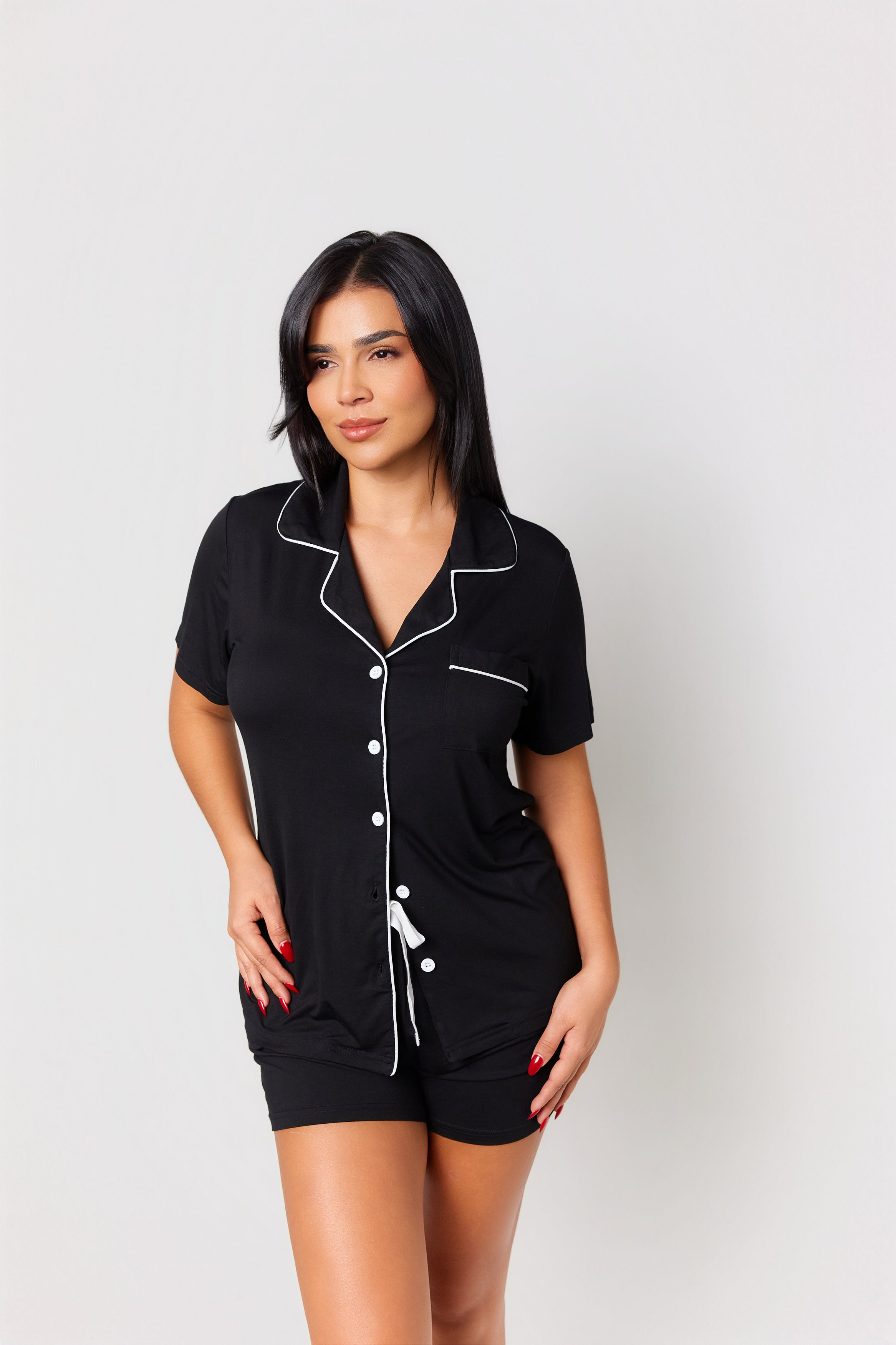 Pijama Corto Negro de PANDI, elegante y cómodo, ideal para noches cálidas.