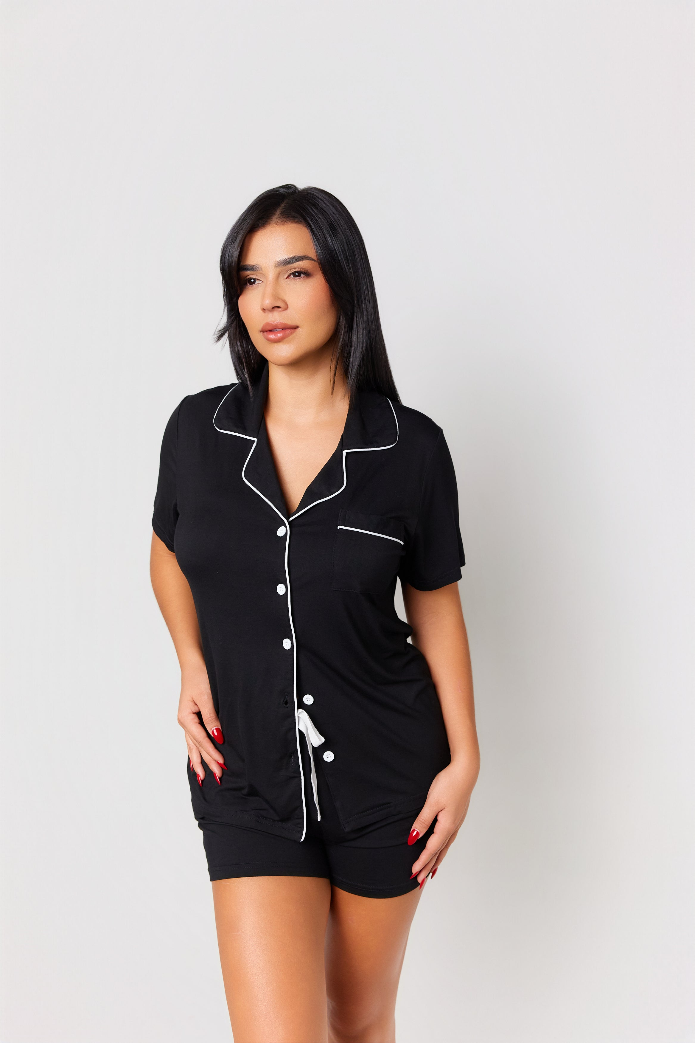 Pijama Corto Negro PANDI, una opción eco-amigable y hipoalergénica para tus noches.