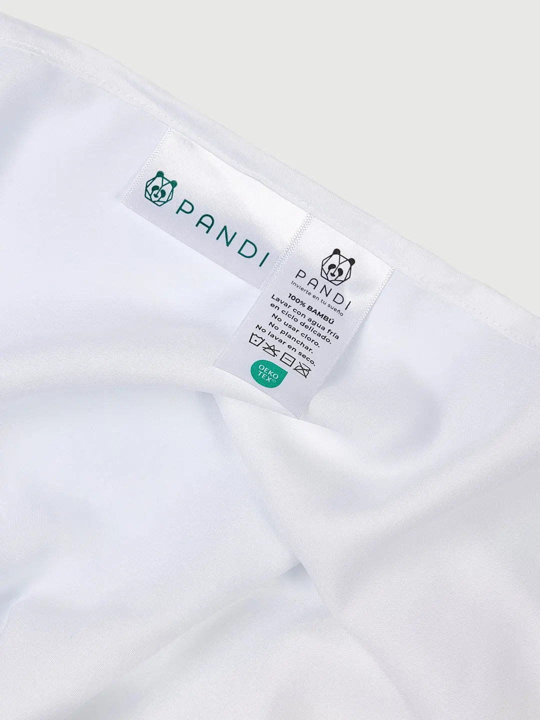 Etiqueta del set de sábanas 100% bambú PANDI, resaltando las instrucciones de cuidado y la calidad del material en un elegante fondo blanco.