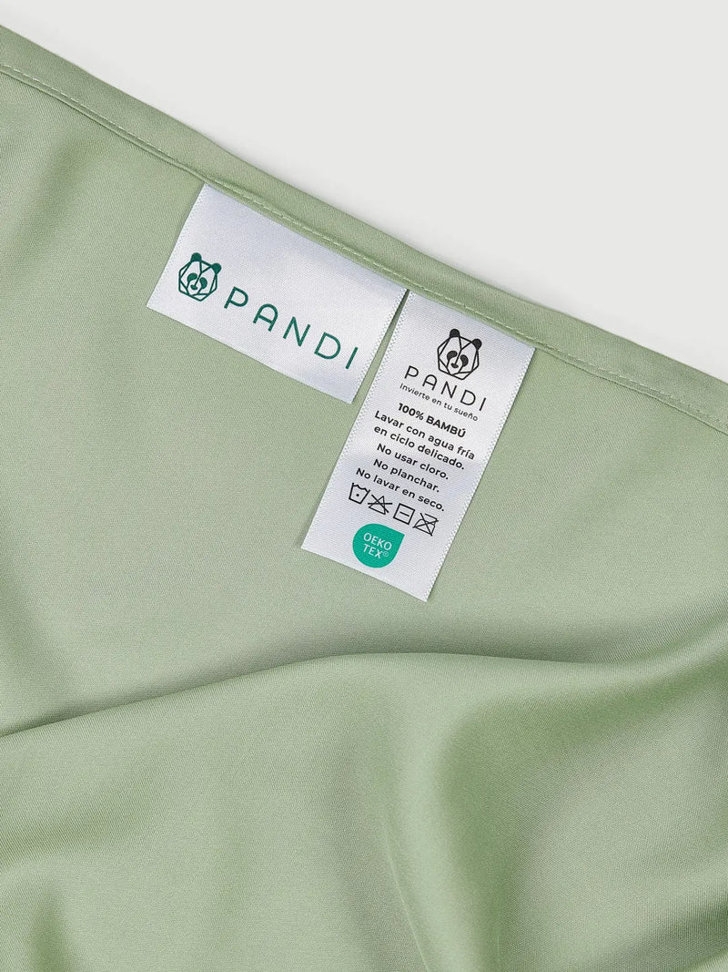Etiqueta del Set de Sábanas 100% Bambú de PANDI, mostrando características de cuidado y sostenibilidad, color verde suave.