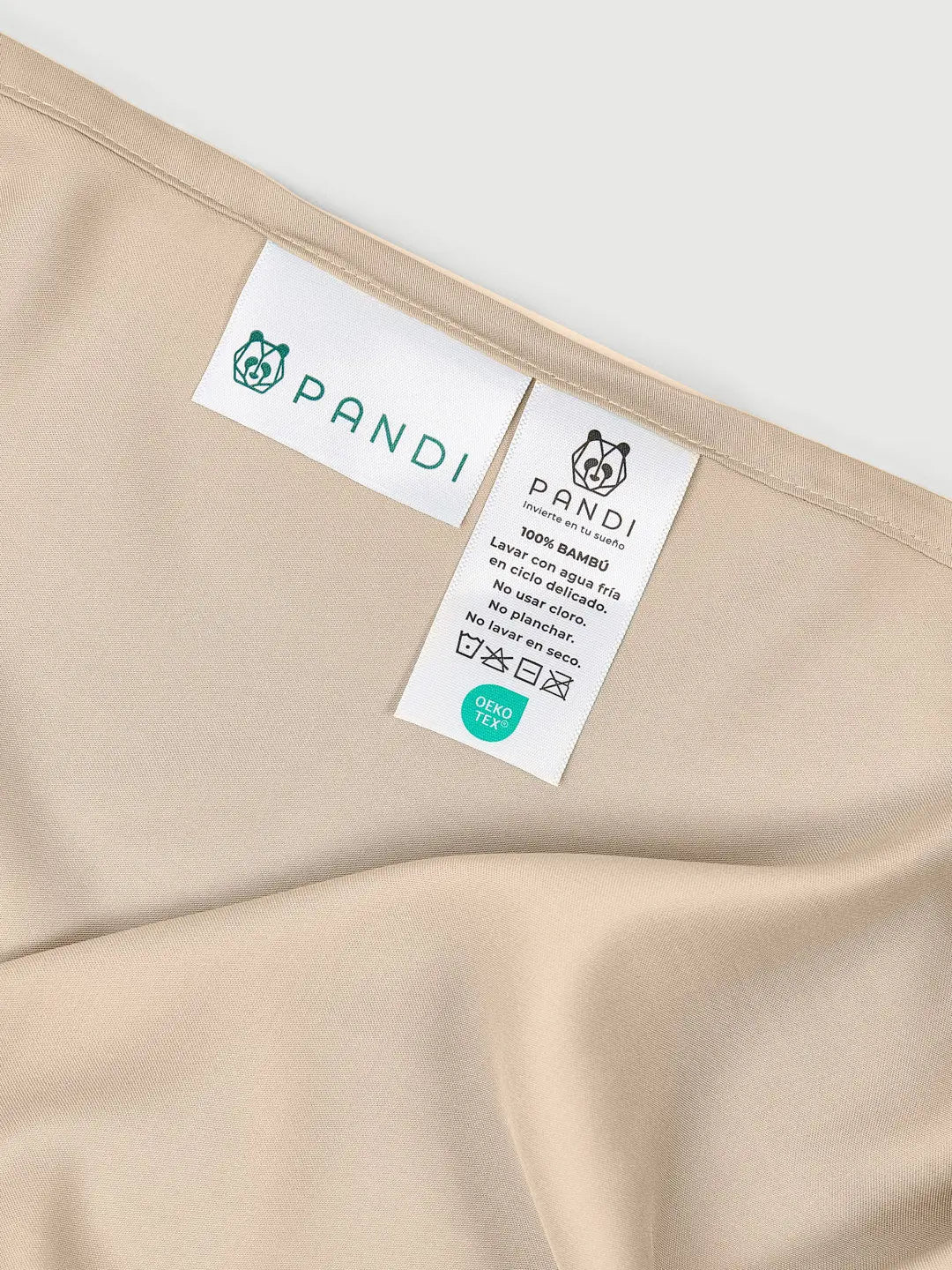 Etiqueta y sábanas del Set de Sábanas 100% Bambú en tono beige de PANDI, resaltando su suavidad y consejos de cuidado.