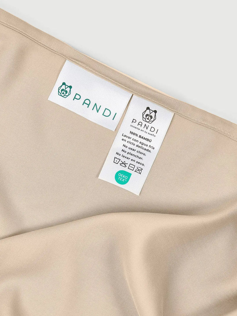 Etiqueta y sábanas del Set de Sábanas 100% Bambú en tono beige de PANDI, resaltando su suavidad y consejos de cuidado.