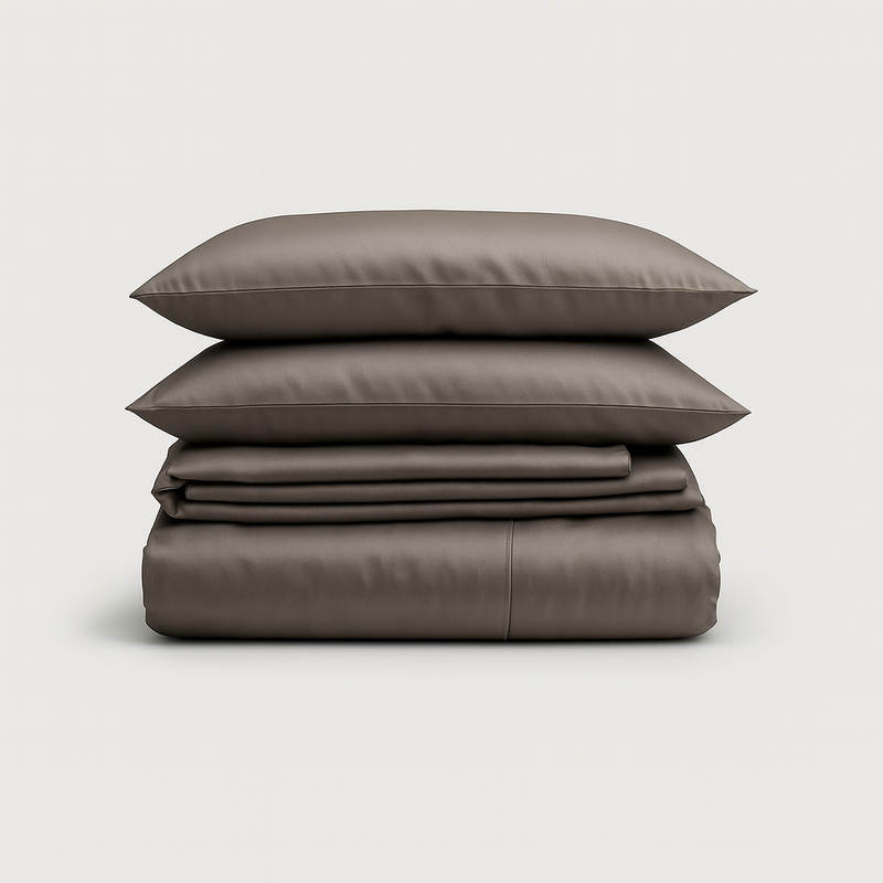 Set de sábanas 100% bambú gris oscuro de PANDI, ideal para un descanso suave y fresco, resaltando su diseño elegante y propiedades hipoalergénicas.