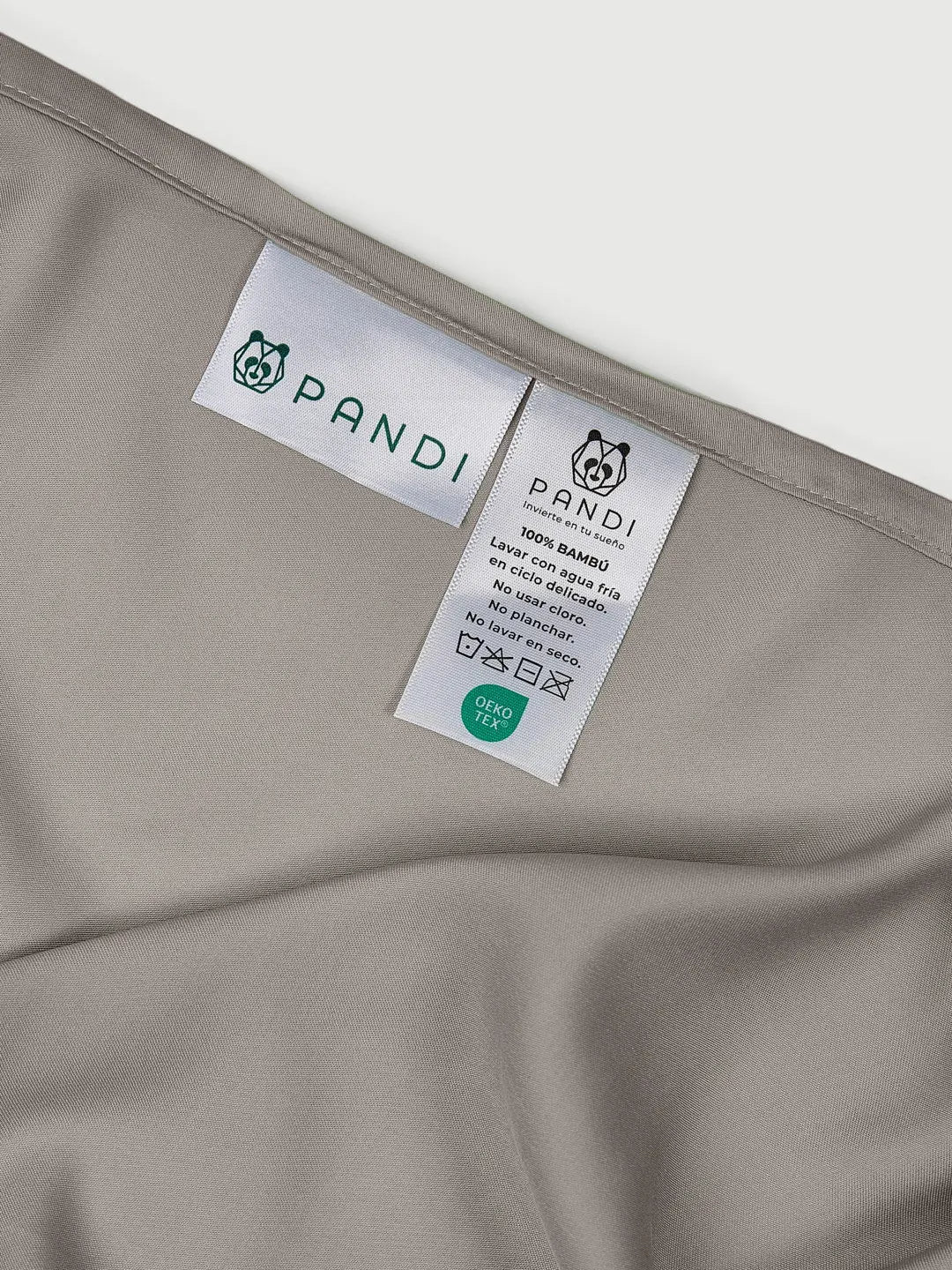 Etiqueta del Set de Sábanas 100% Bambú de PANDI, mostrando instrucciones de cuidado y confirmación de su composición en 100% bambú para un descanso saludable.