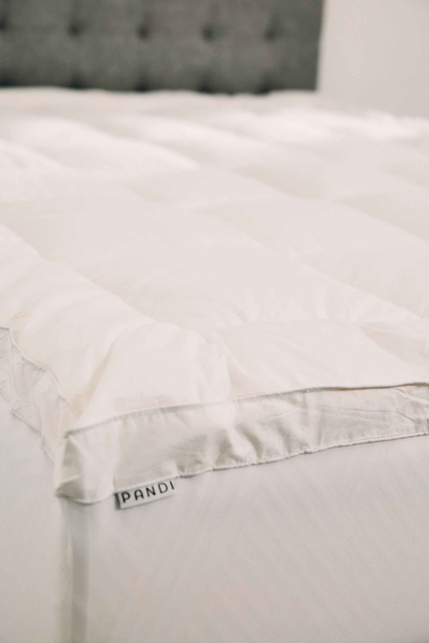 Topper NUBETOP de PANDI en un entorno acogedor, ideal para quienes buscan confort extra en su descanso.