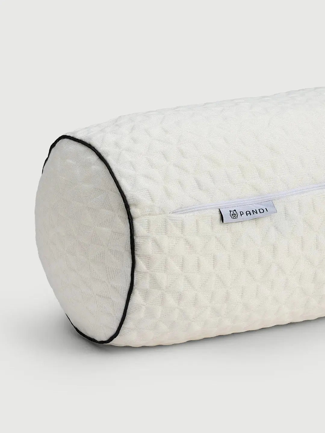 Vista cercana de la Almohada Bolster de Bambú, resaltando su textura suave y la etiqueta de PANDI.