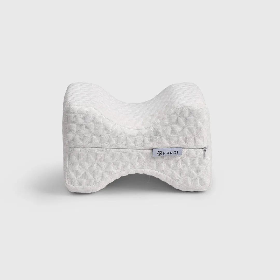 Almohada de rodilla de bambú PANDI, diseño ergonómico y suave, ideal para mantener una postura correcta al dormir.