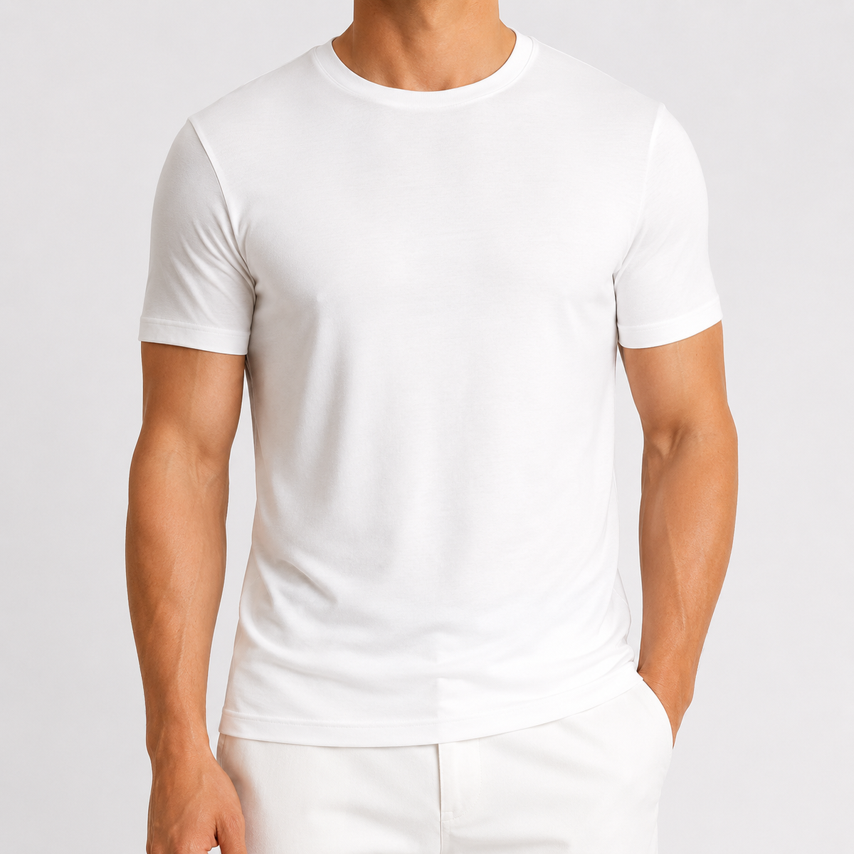 Camiseta de bambú para hombre color blanco, vista frontal en modelo — camiseta suave y fresca de PANDI, Costa Rica