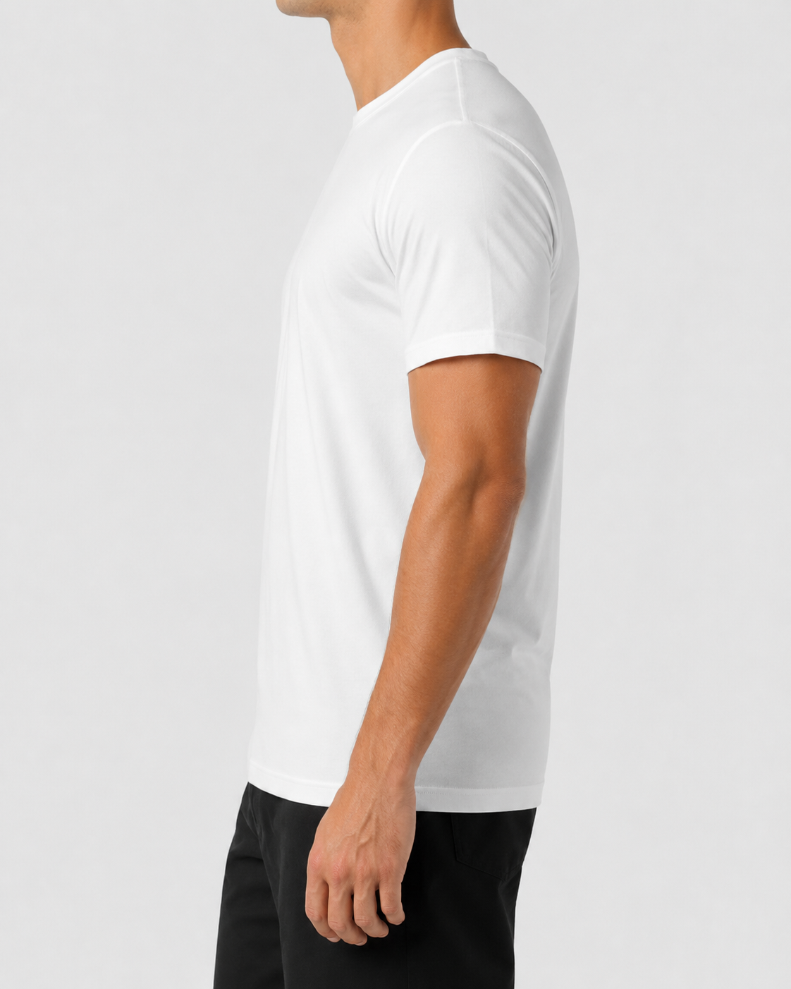Camiseta de bambú para hombre color blanco, vista lateral en modelo — camiseta transpirable de PANDI, Costa Rica