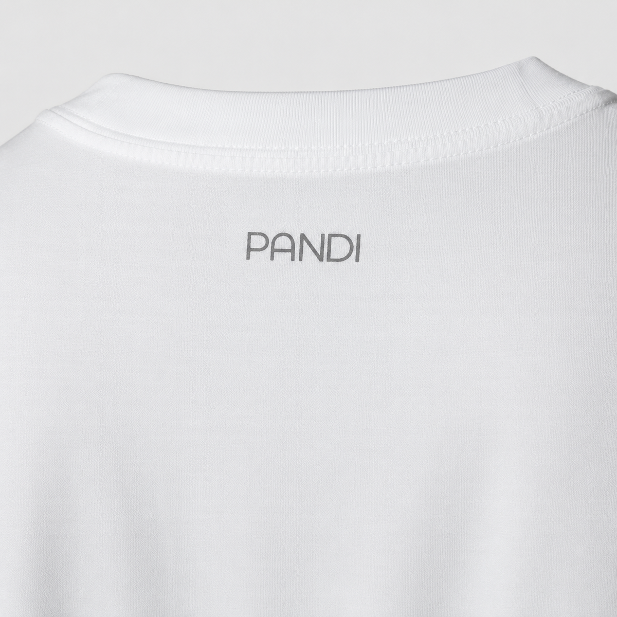 Detalle del cuello de la camiseta de bambú blanca para hombre con logo PANDI — tejido suave de fibra de bambú, Costa Rica