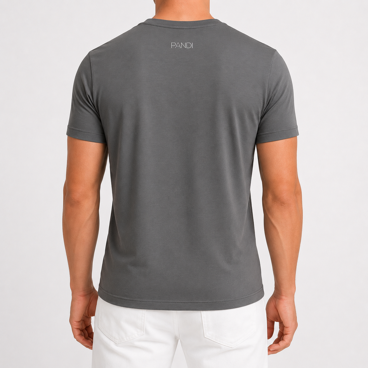 Camiseta de bambú gris para hombre, vista posterior con logo PANDI — 95% bambú y 5% elastano, Costa Rica