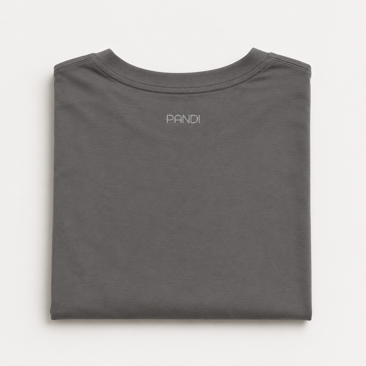 Camiseta de bambú gris para hombre doblada, detalle del cuello con logo PANDI — ropa de fibra de bambú de PANDI, Costa Rica
