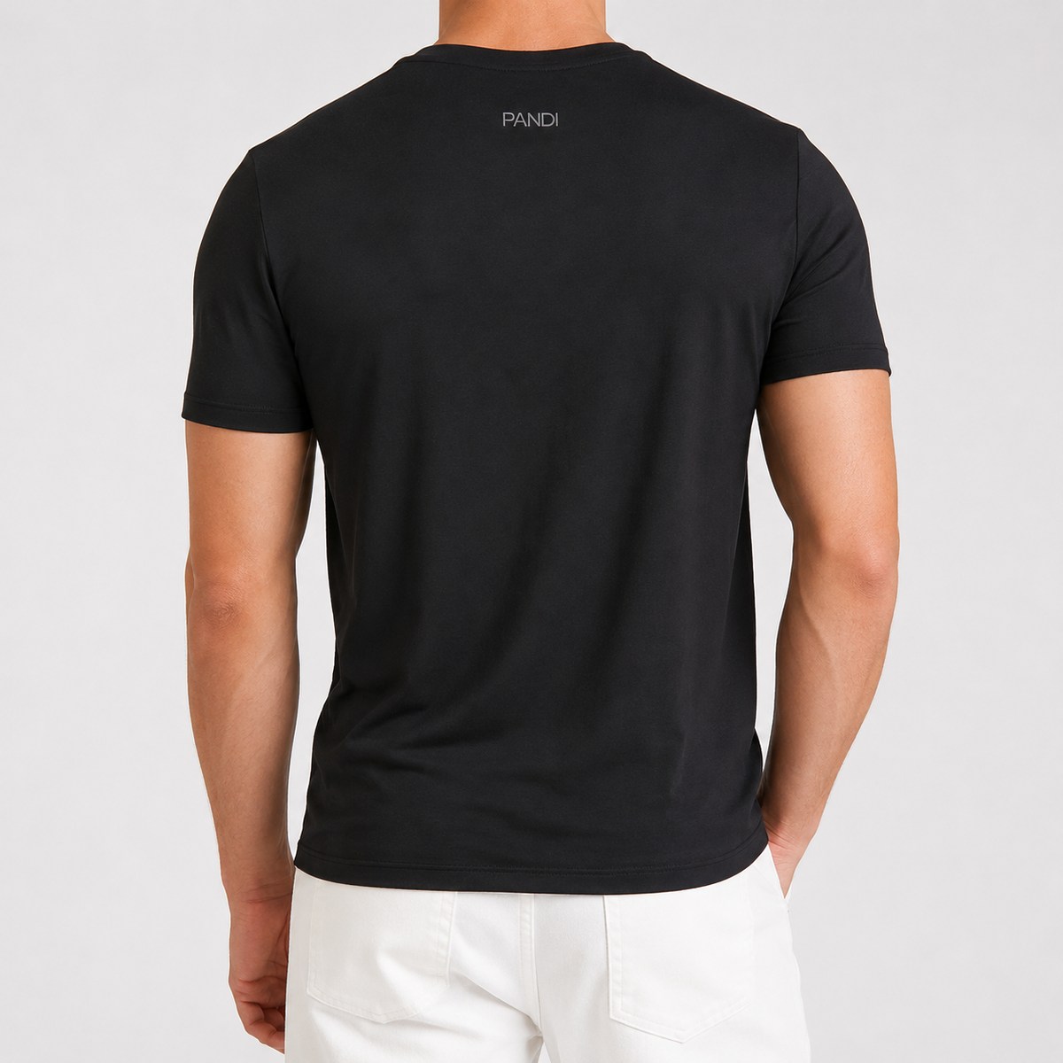 Camiseta de bambú negra para hombre, vista posterior con logo PANDI — 95% bambú y 5% elastano, Costa Rica