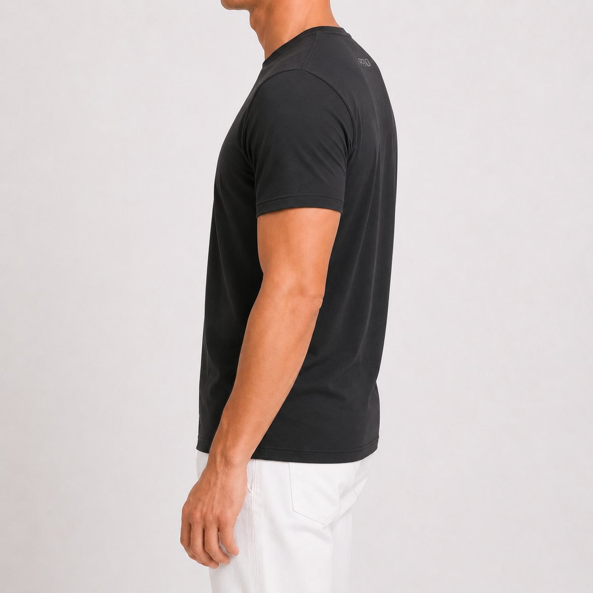 Camiseta de bambú para hombre color negro, vista lateral en modelo — camiseta transpirable de PANDI, Costa Rica