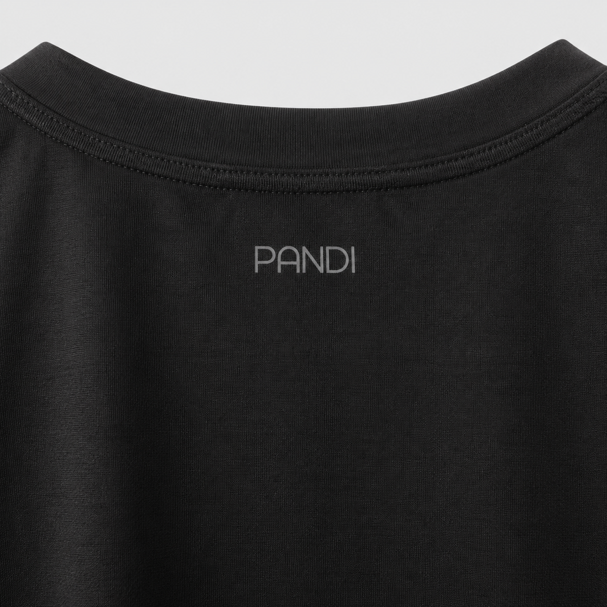 Detalle del cuello de la camiseta de bambú negra para hombre con logo PANDI — tejido suave de fibra de bambú, Costa Rica