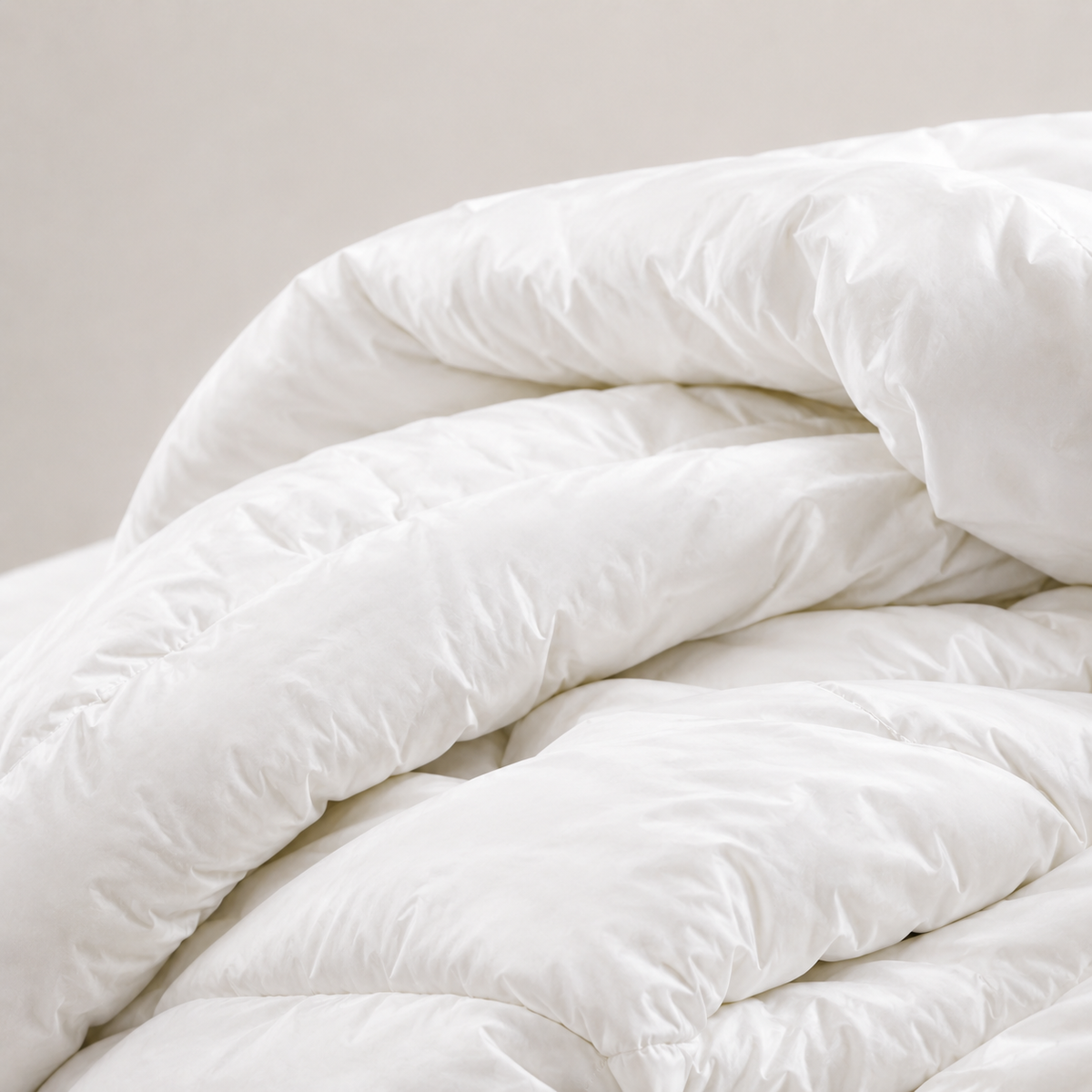 Eco Duvet PANDI extendido sobre cama con sábanas claras