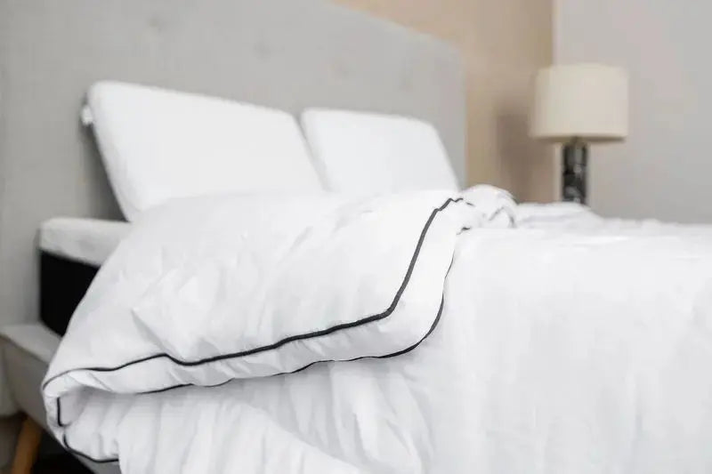 Eco Duvet en una cama bien hecha, resaltando su suavidad y elegancia, perfecto para disfrutar de un sueño reparador.