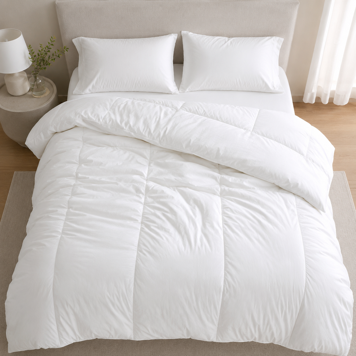 Edredón 100% bambú PANDI en blanco, vista superior sobre cama tendida con dos almohadas y piso de madera
